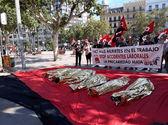 CGT protesta en València contra la precariedad y las muertes en el