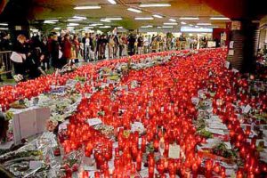 Los trabajadores de RENFE en Atocha piden que se retiren las velas y que se haga un monumento permanente a las víctimas