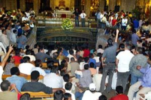 La Policía desaloja a los inmigrantes encerrados en la Catedral de Barcelona en demanda de papeles
