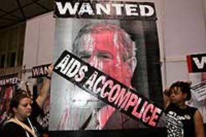 Activistas antiglobalización protestan en la Conferencia Internacional del SIDA