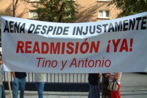 Los trabajadores de AENA exigen al unísono la readmisión de dos despedidos frente a la sede de la presidencia