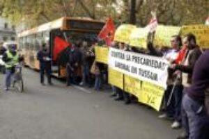 Protesta de trabajadores de Tussam por la precariedad laboral