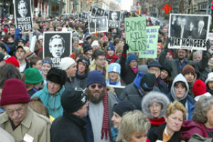 Miles de personas protestan contra la guerra rechazando a Bush