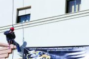 Militantes de CGT se cuelgan por un despido en Los Amarillos