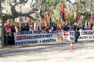 Participación de CGT en la Concentración de trabajadoras/es de Centros Geriatricos, frente al Parlament de Catalunya