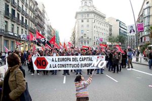 Miles de personas recorren el centro de Barcelona para defender el ’no’