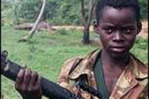 Más de 300.000 niños luchan como soldados en una treintena de países