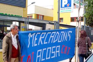 CNT realiza un acto de protesta en un supermercado de Mercadona para denunciar el acoso laboral existente