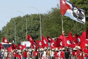 Miles de campesinos sin tierra toman Brasilia para recordar a Lula sus promesas
