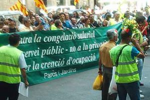 Los trabajadores de Parques y jardines de Barcelona han protestado este jueves 23 ante el Ayuntamiento de Barcelona
