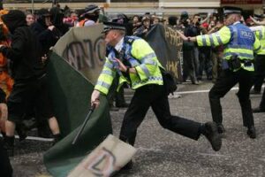 Arrestan a unos 90 participantes en manifestación contra el G-8