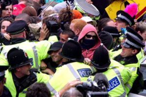 Violenta represión policial contra manifestantes en Edimburgo