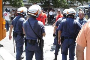(Fotografías) Los trabajadores de la grúa municipal se han encadenado en el cruce del Banco de España y el Ayuntamiento de Sevilla