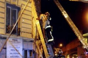 Un incendio en un edificio de París deja al menos 17 muertos, entre ellos 14 niños