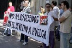 Delegados de CGT en Valladolid protestaron ayer ante las puertas del edificio de Telefónica