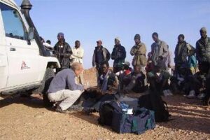 Médicos Sin Fronteras localiza a 800 inmigrantes abandonados por Marruecos en el desierto