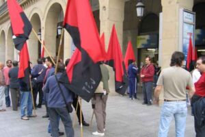 Los delegados de CGT Aragón protestan frente a Telefónica
