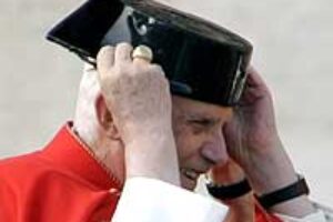 Ratzinger se pone el tricornio para repartir ostias
