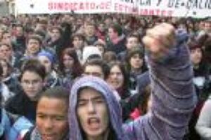 Varios miles de estudiantes protestan en las calles por el « giro a la derecha » de la LOE