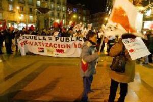 Cerca de 150 representantes de STES, CGT y IU se manifiestan en Valladolid en contra de la LOE
