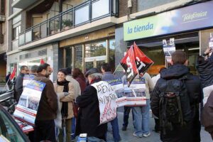 Valencia : delegados de CGT exigen ante la tienda de Telefónica la readmisión de Ángel Luis García