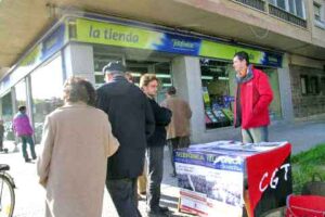 Concentración de CGT Murcia ante la tienda de Telefónica por la readmisión despedidos