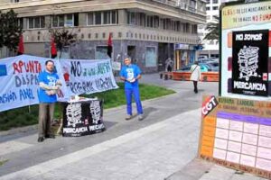 La CGT murciana monta una mesa informativa frente a una tienda de Telefónica, coincidiendo con la celebración del juicio del compañero Angel Luis