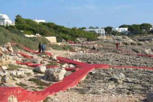 Grupo Critico ECOVOZ pinta de rojo las construcciones ilegales de hormigón en la costa mallorquina