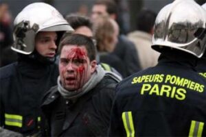 Graves disturbios al término de una protesta estudiantil en París contra la reforma laboral