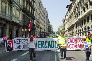 Unas cien personas entre trabajadores de Mercadona y militantes de CNT se manifestaron hoy en Barcelona
