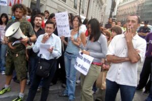 Más de 150 personas participaron en la concentración junto a la Embajada de México en Madrid contra la represión en Atenco
