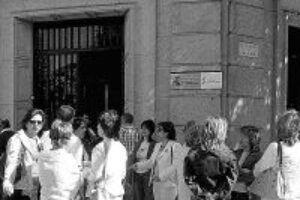 Delegados de CGT se concentraron ayer durante quince minutos ante la sede del Instituto Nacional de la Seguridad Social en Zamora