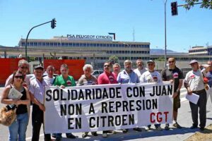 Concentración de la CGT ante la factoría del grupo PSA-Peugeot-Citroen en Vigo,en rechazo de la sanción a un compañero por ejercitar sus derechos.