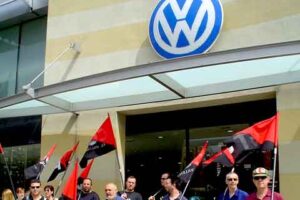 Delegados de CGT se concentran en Valencia para protestar contra las actuaciones del grupo Volkswagen
