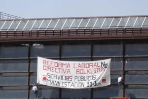 Dos militantes de CGT se cuelgan durante cuatro horas en defensa del sector público