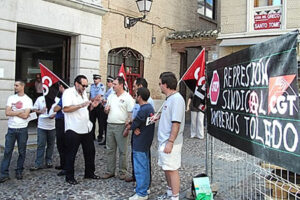Toledo. Concentración ante las puertas  del Ayuntamiento contra la represión sindical a un delegado de CGT