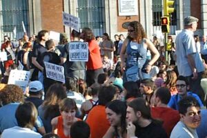 Madrid. Cientos de jóvenes se vuelven a concentrar en la Cuarta sentada por una vivienda digna