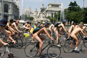 Ciclistas desnudos protestan en varias ciudades españolas