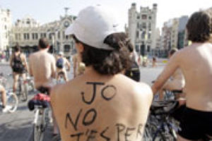 Ciclistas desnudos protestan contra la visita de Benedicto XVI en Valencia