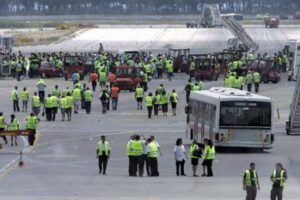 Trabajadores de Iberia cortan una pista de El Prat y obligan a suspender el tráfico aéreo