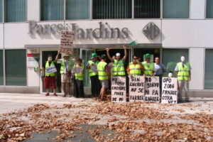 Acto protesta parodiando los exámenes de la oferta pública de empleo de Parcs i Jardins de Barcelona