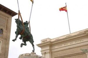 Retirada la estatua de Franco de la Academia de Zaragoza