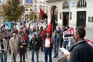 250 personas convocadas por CGT protestan contra las subcontratas en GM España