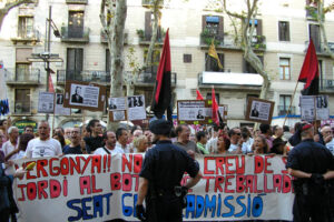 Los trabajador@s de SEAT y de La Vanguardia protestan contra la Creu de Sant Jordi otorgada a los presidentes de ambas empresas