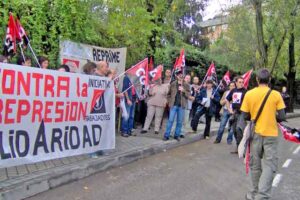 Decenas de militantes de CGT se concentran frente a la Embajada de Polonia