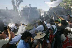 Con tanquetas y disparos entran las fuerzas policiacas a Oaxaca