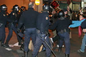 Imágenes de la brutal represión policial de la manifestación por una vivienda digna ayer en Madrid