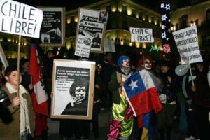Imágenes de la concentración para celebrar la muerte del dictador Pinochet en la Puerta del Sol de Madrid