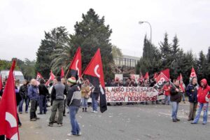 Unas 150 personas entre trabajadores, militantes y delegados de CGT protestan ante Clariant en Tarragona el despido de dos compañeros