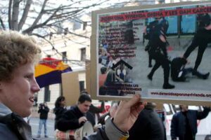 Madrid 20-01-2007. Concentración frente a la delegación del gobierno en protesta por la represión policial y las detenciones en las manifestaciones por una vivienda digna